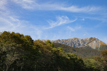 快晴の青空と大山が広がる日本の美しい山岳風景