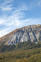 Naklejka premium 鍵掛峠から望む晴れ渡る秋空と紅葉の大山風景