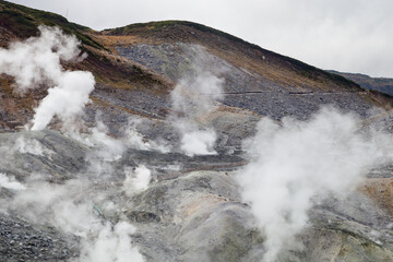 立山の地獄谷、荒々しい噴煙と紅葉が彩る秋の山歩き