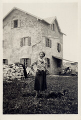 FOTO ANTICA DI DONNA IN POSA DAVANTI AD UN RIFUGIO DI MONTAGNA