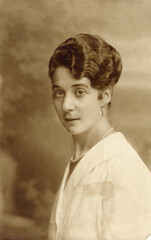 ANTIQUE PHOTO OF YOUNG WOMAN POSING