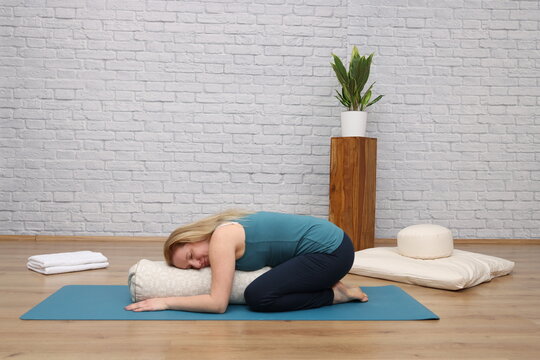 Frau beim Yoga im Yogastudio - Child pose