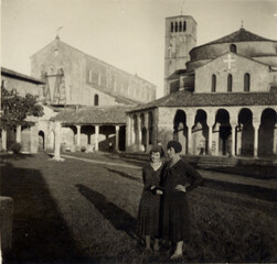 FOTO ANTICA DI DUE DONNE IN POSA DAVANTI ALLA BASILICA DI TORCELLO A VENEZIA