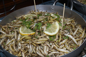 Mercato rionale di Palermo, Sicilia, Italia. Street food. Pesce fritto