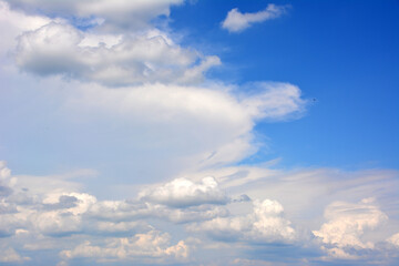a wallpaper with the blue sky with clouds