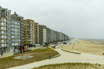 Fototapeta premium Kurzer Zwischenstop an der belgischen Nordseeküste vor den Toren der Stadt Middlekerke - Provinz Westflandern - Belgien