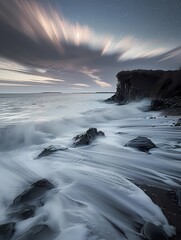 Mar en calma al atardecer con luces de aurora boreal