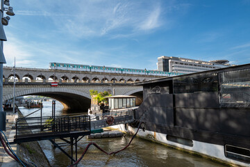 Naklejka premium vue de la Seine au niveau du site Bercy à Paris en France