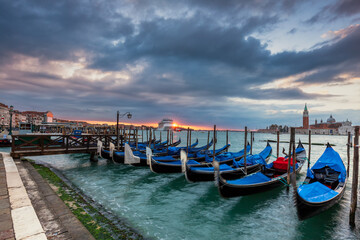 Großes Kreuzfahrtschiff fährt durch Venedig zum Sonnenaufgang
