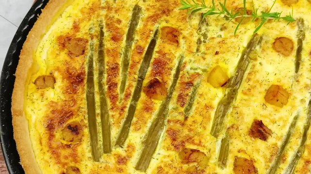 quiche aux saint-jacques et asperges vertes, en gros plan.