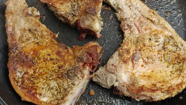 c&ocirc;tes de porc, en cuisson dans une po&ecirc;le