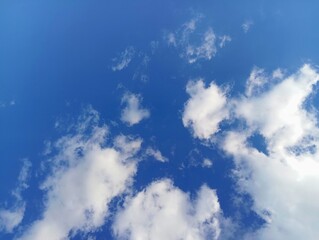 Obraz premium bright blue sky with clouds on a clear day