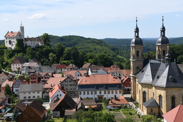 Panoramablick über den Wallfahrtsort 91327 Gößweinstein in der Fränkischen Schweiz, Mittelfranken, Bayern, Deutschland, Europa mit der Basilika Heilige Dreifaltigkeit und der Burg Landkreis Forchheim