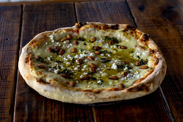 pizza en 45 grados con almendras