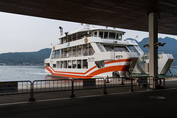 Naklejka premium 広島と宮島を繋ぐフェリー