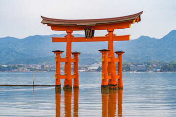 日本の広島県の宮島にある、厳島神社の大鳥居