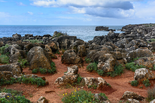 Scogli sulla costa portoghese con vista sull'oceano (Cascais, Portogallo)
