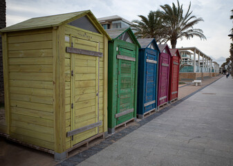 casitas de colores en la playa del mediterráneo 