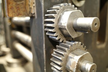 Engranaje de una máquina del sector metal en una nave industrial.