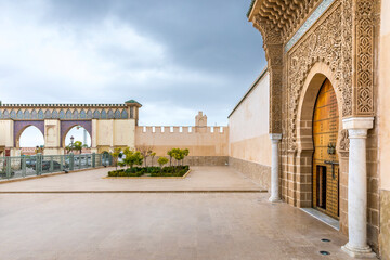 Obraz premium Meknes, Morocco - March 21, 2024: Entrance of Mausoleum of Moulay Ismail in Meknes in Morocco. Mausoleum of Moulay Ismail is a tomb and mosque located in the Morocco city of Meknes