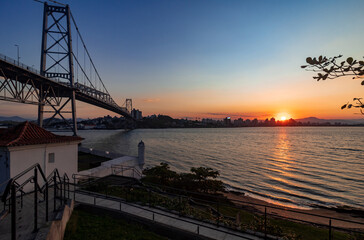 pôr do sol e o forte e a ponte de Florianopolis  Brasil