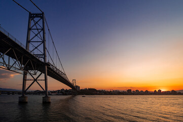 pôr do sol em Florianopolis noite e  a ponte Hercílio Luz de Florianópolis, Santa Catarina, Brasil 