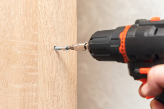 Assembling furniture, tightening confirmat with a screwdriver