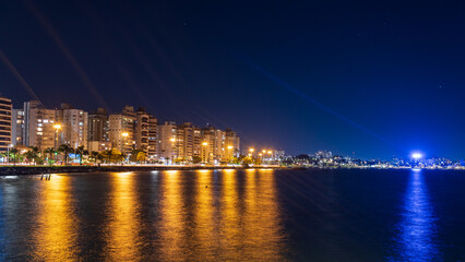 Obraz premium noite na cidade de Florianopolis e as luzes dos prédios da avenida Beira Mar Norte Santa Catarina Brasil 