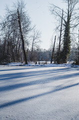 Obraz premium snow covered plain next to a frozen lake