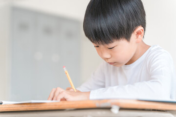 学校・塾の教室で授業を受ける小学校低学年の男の子
