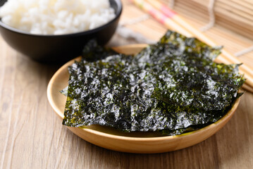 Dried seaweed sheet eating with rice, Asian food