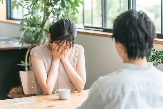 デートでカフェ・飲食店・レストランでショックを受けて泣く女性（悲しい・夫婦喧嘩）
