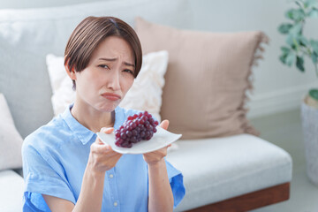 ブドウを食べる女性（夏・食べ物・フルーツ）