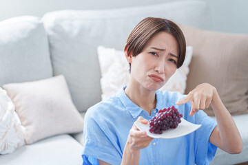 ブドウを食べる女性（夏・食べ物・フルーツ）