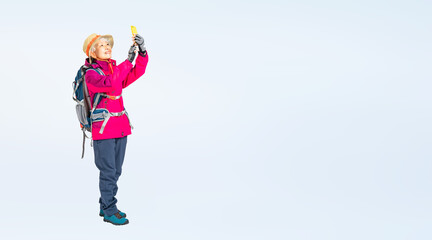 スマホで撮影する登山服を着たシニア女性の全身写真（切り抜き背景透過PNGも販売しております。作成者リンクから「PNG」で検索してください）