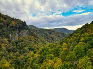 Obraz premium Drone view of the North Carolina, USA, mountains in early fall.