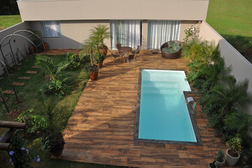  area de lazer piscina com paisagismo tropical 