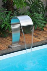 cascata de piscina instalada com água 