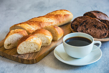 焼きたてのパンと淹れたてのコーヒー