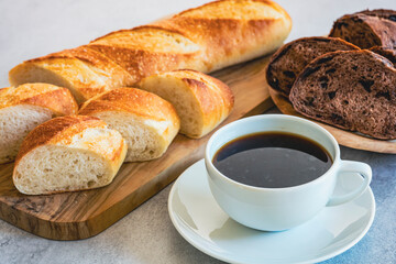 焼きたてのパンと淹れたてのコーヒー