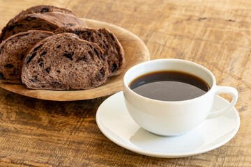 焼きたてのパンと淹れたてのコーヒー