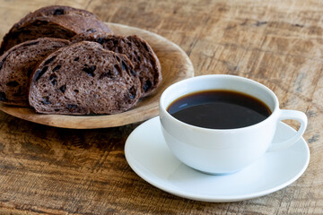 焼きたてのパンと淹れたてのコーヒー