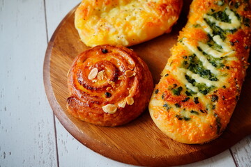 パン屋さんで昼食用に購入した惣菜パン。たまごパン、野沢菜パン、メープルロール。