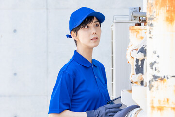配管・機械を点検する女性作業員