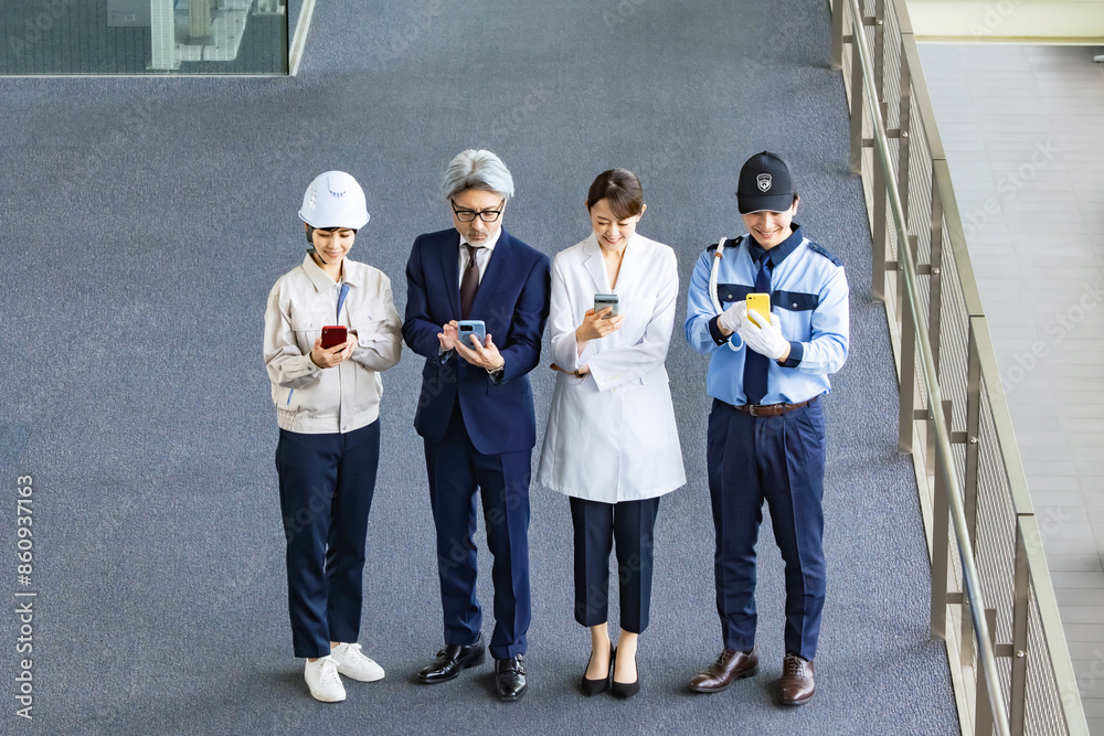 Aufkleber スマホを使う様々な職業の人々（ビジネスマン・エンジニア・研究者・警備員）
