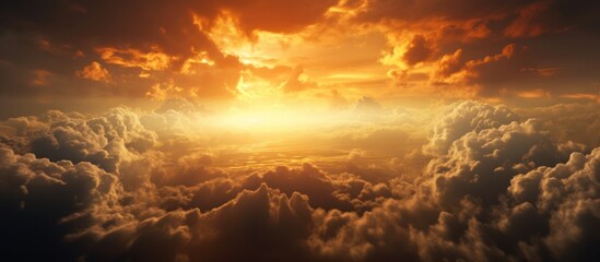 Naklejka premium Sunset with clouds in dramatic sky, with bright sunlight