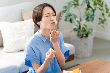 メロンを食べる若い女性　ライフスタイルイメージ
