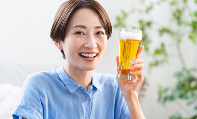 ビールを飲む若い女性　ライフスタイルイメージ