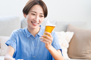 ビールを飲む若い女性　ライフスタイルイメージ