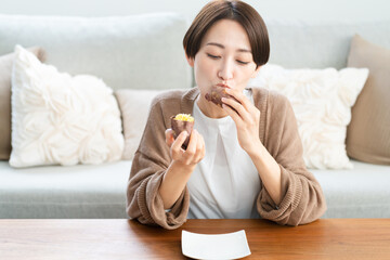 焼き芋を食べる若い女性　ライフスタイルイメージ